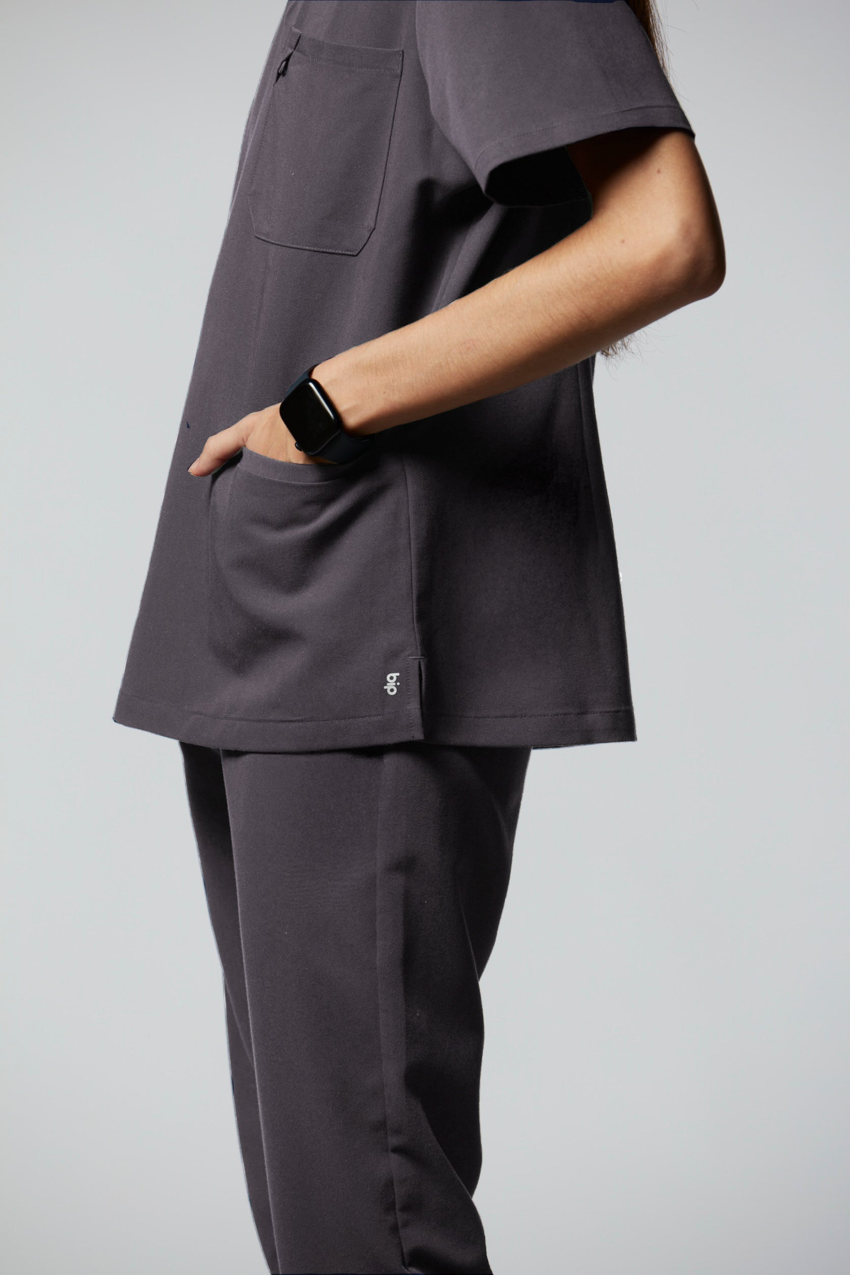 Elizabeth scrub t-shirt